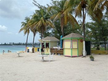Holiday Inn Express & Suites Nassau Exterior photo